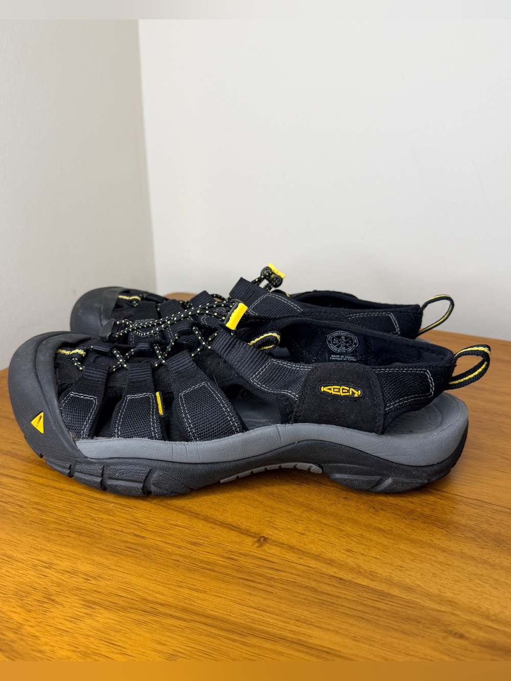 KEEN Newport H2 Men’s 9 Black Gray Hiking Water Sport Sandals 110230